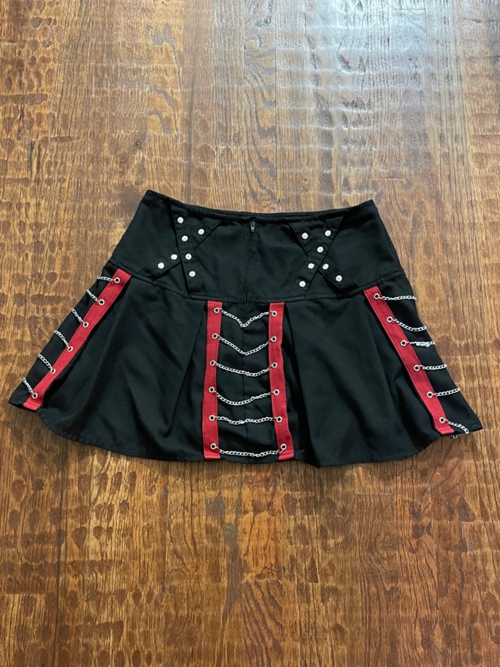 Black and Red Chain-Detail Skater Mini Skirt - Picture 3 of 11